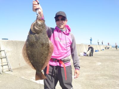 <p>沖の北　ショアジギでヒラメ65cm！！！</p><p>ルアーで釣れるのはかなりレアです♪年に1匹か2匹…。青物狙いのショアジギでうれしい誤算♪</p><p>&nbsp;</p>
