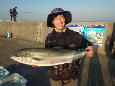 <p>橋本様　沖の北　船着近く　セットアッパーでブリ！5時半頃にヒット！</p>