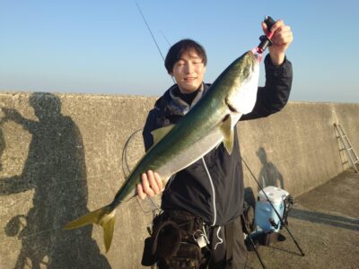 <p>前田様　沖の北　船着前　セットアッパーでブリ86cm！6時にヒット！</p>
