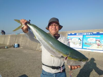 <p>上垣内様　沖の北　足元シーバス狙いのVJに90cmのブリがヒット！！！7時頃</p>