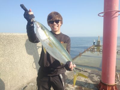 <p>ジークスタッフゆるすけ様　沖の北　◯ャック◯イ・◯キマキでメジロ！8時頃にヒット！</p><p>底から巻上げボトム取り直しつつ近めで釣れたそうです♪</p><p>「たまたま投げたら釣れちゃったんです…すいません！」とコメントいただきました♪</p>