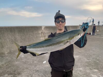 <p>岡村様　沖の北かなり奥の方　湾岸ミノーでブリ！！！5時すぎにヒット！</p>