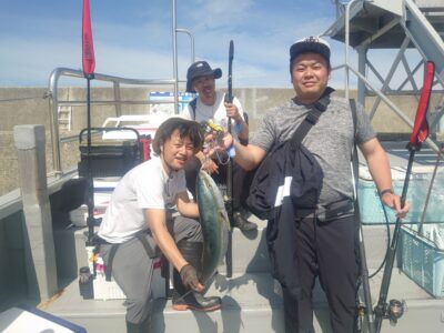 <p>⑨のタイガー様　沖の北奥の方　セットアッパーでメジロ！</p><p>お連れさんはブリをかけたけどフックがのびてバラし…。</p>