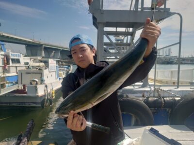 <p>佐坂三兄弟　次男様　沖の北船着前　セットアッパーでメジロ！岸一初大型青物おめでとうございます♪</p>