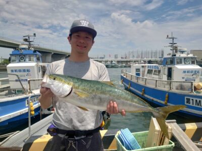 <p>終了5分前のミラクル様　沖の北船着近く　セットアッパーでメジロ！10時55分にヒット！</p><p>諦めないって大事です！片付けて待ってる40人に見守られながら無事キャッチ♪</p>