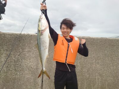 <p>沖の北奥の方　セットアッパーでブリ85cm！5時半頃にヒット！「初めて青物釣りました〜！」がブリ♪</p><p>今日は南風が強くて釣りにくい状況。人数減らしたんで、間隔取ってぎりぎり釣りはできてますけど雨も降ってきて辛そう…。</p>