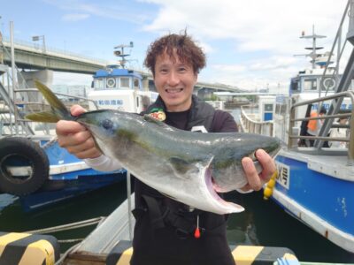 <p>真鍋様　沖の北　飲ませ釣りでハマチ！ブリクラスのアタリも2回あったそうですがバラし…。テクトロで内向きをうろうろしていた釣れない猫の呪いのせいかも…。</p>