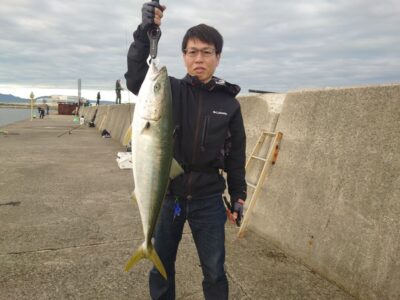 <p>梅永様　沖の北船着近く　ジャックアイ・マキマキでブリ！6時頃に底から巻上げでヒット！</p>