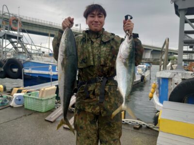 <p>沖の北かなり奥の方　セットアッパーでメジロとブリ！8時と8時20分にヒット！</p><p>お連れさんも同時にヒットしたそうですが残念ながらバラし…。</p>