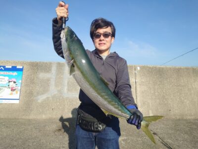 <p>山口様　沖の北船着〜先端　ジャックアイ・マキマキ60gでブリ！6時半頃にボトム取って少し巻いたところでヒット！</p>