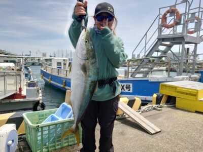 <p>沖の北ポンプ小屋ちょい向こう　ショアジギでメジロ！9時すぎにボトムから巻上げてヒット！</p>