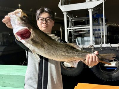 <p>佐藤様　旧一文字赤灯　メンボーでシーバス70cm🎣</p>