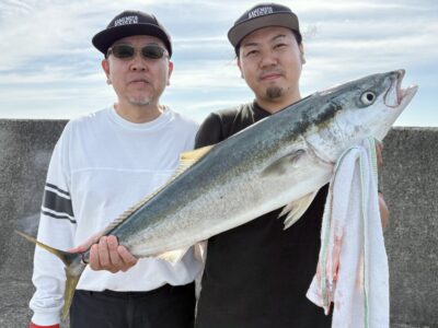 <p>亀本親子様　沖の北ポンプ小屋奥の方　13時便渡船で14時頃 亀本sonブリ92cm🎣　亀本dadメジロ70cmくらい🎣〜お隣さんの釣人にプレゼント🐟　共にジグパラで🎣</p>