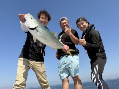 <p>真鍋様　沖の北　8:45頃アジ呑ませ釣りでメジロ73cm🎣</p><p>アジはオイルフェンス近くで5匹だけ釣れたそうです。その5匹でなんとか…。</p>
