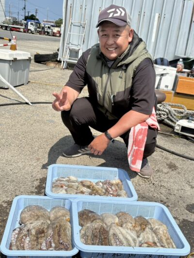 <p>芝様　中波止3番　タコエギでタコ大漁！！！最大1.68kg、キロアップ3つ、キロ弱のも数匹、新子多数、総重量9.7kgの大爆釣！</p><p>※中波止外向き　漁師の仕掛けが近めに2ライン入ってました。引っ掛けないように気をつけてください。</p>