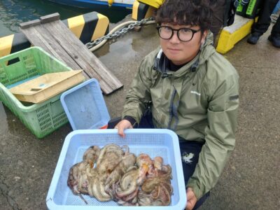 <p>カラミマン様　沖の北　タコエギで良型タコ🐙</p><p>旧一文字ほど朝の時合いは連発がなかったようですが、良型も入っていい感じの釣果♪</p>