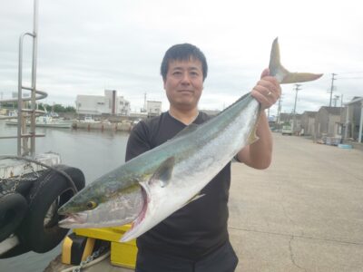 <p>井上様　沖の北　ジャックアイ・マキマキでブリ87cm！5時半頃に底から巻上げでヒット！</p>