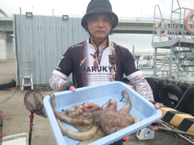 <p>小林様　旧一文字3番内向き　タコエギで大ダコ2.56kg！！！遅い時間に潮が動きだしたタイミングで釣れたそうです。</p><p>奥さんの「タコ飯が食べたい」の期待に見事応えましたね♪</p>