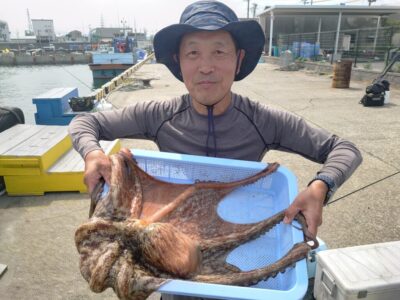 <p>松本様　旧一文字3番内向き　タコエギで大ダコ2.63kg！！！7時半頃にヒット！</p><p>船の上で脱走しようとしてました…。毎年脱走される方います。締めてクーラーに入れるか、洗濯ネットに入れましょう！</p>