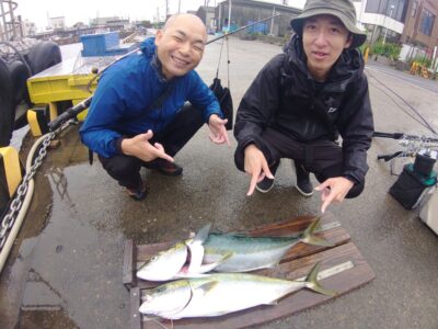 <p>沖の北　7時半頃にGコンでブリ！10時半に飲ませでメジロ！</p><p>今朝は足元に沢山のベイト♪曇ってて風もぼちぼちで雰囲気あるんですが潮は動かず…。おるけど食わない感じ。</p><p>渋い状況の中お見事です！</p>