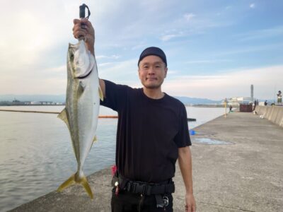 <p>岡田様 沖の北かなり奥の方 ジャックアイ・マキマキでメジロ73cm!5時半頃に底から巻上げてテンションフォールでヒット!</p><p>7時まででサゴシ3匹、サワラバラし1人。奥の方飲ませでメジロかブリが釣れてました。</p>