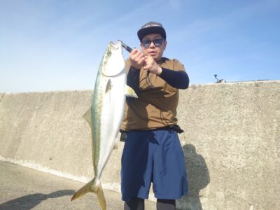 <p>植村様　沖の北　セットアッパーでブリ90cm！7時40分にヒット！6時半頃にサゴシも釣ってました♪</p><p>ベイトめちゃくちゃいました♪</p><p>マックススタッフ池田君はサワラのバラし…。</p>