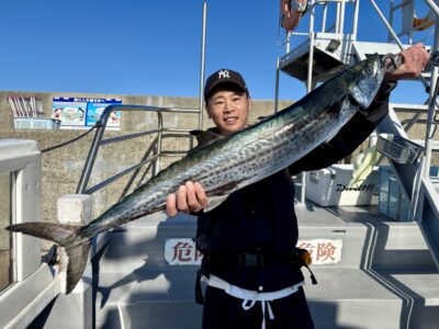 <p>鍛島ブラザーズ1号様　沖の北　6:30頃ジャックアイマキマキ新色でサワラ96cm🎣　🐟御見事㊗️</p>