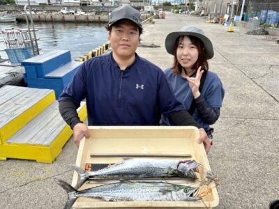 <p>鈴木様夫婦　沖の北　4時便で渡船後1投目2投目でサゴシ連発🎣🎣　(ジャクソン　ジグ)</p>