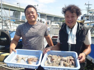 <p>⑨のタイガー＆こせがれ様　沖の北＆移動して旧カーブ〜白灯　沖の北の継ぎ目で940gが釣れたそうですが、釣れたのは底。先端付近でガッチョがちょっと浮いてましたが継ぎ目に上がってくるほどの苦潮ではないようです。タイガーさんは眠気で釣果振るわず…。</p>