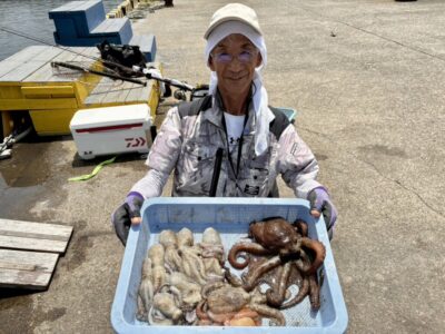 <p>ハンター高倉様　旧一文字3番〜白灯　タコエギで新子タコ🐙中波止に移動後850gゲット♪</p>