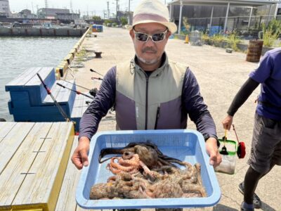 <p>ジュンジー様　沖の北内向き　タコエギで良型タコ🐙8時頃に連発したそうです♪</p><p>今日は渋めで数は伸びませんでしたが良型をこれだけとれれば重量的にはかなり満足ですね♪</p>