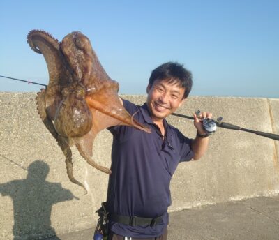 <p>釣れちゃうタマ　沖の北オイルフェンス内側内向き　タコエギで大ダコ1.6kg🐙7時頃にヒット！10分前くらいに大北さんが大ダコ釣ってたんで、その周辺を狙ってたら釣れました♪</p><p>沖も旧も昨日よりは釣れてませんでした。時合いなく拾い釣り…。昨日は曇り、今日は晴れ…そのせいかは分かりませんが…。気まぐれですね。</p><p>居なくなったりしてるわけじゃないので、活性が上がって穴から出て来てるタコを探すって感じです。毎日釣れるポイント・パターンは変わりますので、特に朝は集中してまわりの状況も確認しながら釣りしてください！</p>