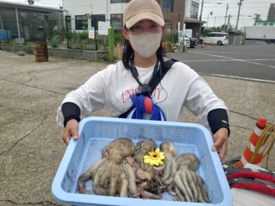 <p>ひまわり🌻様　中波止2番　タコエギで新子＆良型タコ🐙</p><p>良型はかかり方を見て外れそうならちゃんとタモですくってくださいね！落としたらもったいない！</p>