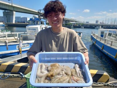 <p>とらお君　沖の北　タコエギで新子〜良型タコ1kg🐙念願のキロアップおめでとうございます♪</p>