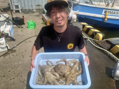 <p>マーバン藤本様　旧一文字3番周辺内向き　1.27kgと1.71kg🐙新子も数匹。</p><p>「ひまわりチャンネル🌻Tシャツのおかげで釣れました！」とコメントいただきました♪</p>