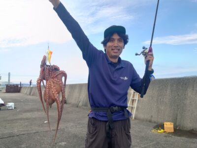 <p>にったこ様　沖の北オイルフェンス内側内向き　タコエギで良型タコ🐙</p>