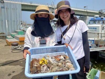 <p>かな🌻＆まい💕様　旧一文字赤灯周辺　タコエギで新子タコ🐙タコエギでコウイカも♪</p>