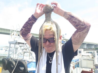 <p>チャイニーズキッチン・大ちゃん様　沖の北　タコエギで大ダコ1.6kg🐙自主的に頭にのっけてくれました♪</p>