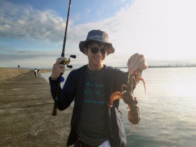 <p>弟タツタマン様　旧一文字カーブ〜白灯　内向き　タコエギで新子タコ🐙</p><p>カーブ〜白灯もポツリポツリでした。キロくらいのも確認♪白灯の内向き遠投でも釣れてました。</p>
