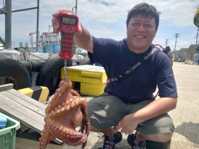 <p>中元様　旧一文字カーブ〜白灯　内向き遠投　タコエギで良型タコ1kg🐙新子も釣れたそうですが全てリリース♪</p>