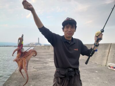 <p>沖の北大好きにったこ様　沖の北内向き　タコエギでキロくらいの良型タコ🐙5時半頃　新子もポツリポツリ。</p><p>数釣りなら旧ですが、キロアップ狙いなら北ですね♪北でやるならまだタモは持っといたほうがいいかも。</p>