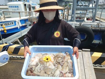 <p>ひまわり🌻様　沖の北のケーソン継ぎ目で粘り過ぎて出遅れましたが、赤灯に移動してからは本領発揮♪7時便で移動してから9時までで12杯！その後1つ追加して計13杯でした♪</p>