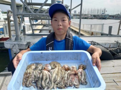 <p>世界のショウタマン様　旧一文字赤灯内向き　タコエギで新子〜良型タコ🐙</p>
