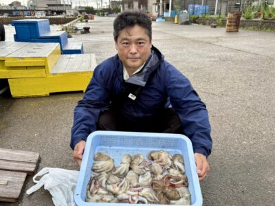 <p>アンドゥー様　旧一文字③ 雨降る中☔丁寧に堤防探り歩き新子18杯🐙</p>