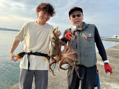 <p>亀本🐙名人　沖の北　エメラルダスステイ改でタコ850g🐙  師弟でツーショット📸　その後お弟子さんはタコに雑巾搾りされました…</p>