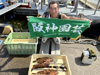 <p>裏方さんにも気配り出来るnice punch島ちゃん🐯　旧一文字赤灯　エビ撒き釣り　いつもの釣座で良型アコウ3尾🎣　最大36cm🐟</p>
