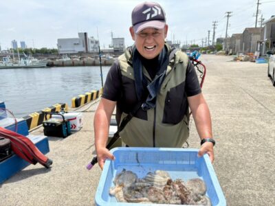 <p>芝様　沖の北内向き　タコエギで良型タコ🐙カーブ移動後新子2つ♪</p>