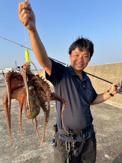 <p>釣れちゃうタマ　沖の北　外向きで新子1つ、オイルフェンス内側内向きで良型1つ。まわりもポツリポツリで時合いな感じはないんですが、サイズは良かったですね。</p>