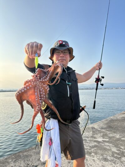 <p>タコ釣りしすぎて腕が腱鞘炎の上垣内様　沖の北　オイルフェンス内側内向き　メジャクラ・蛸乗りジョニーで良型タコ🐙</p><p>7時までで3つですが、合計重量2kg超えてそうでした♪</p>