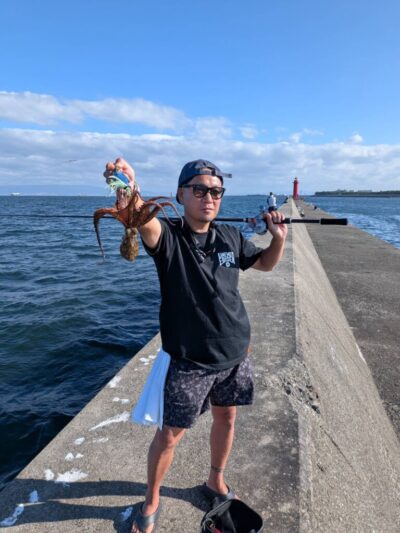 <p>釣れちゃったトミー様　旧一文字赤灯　タコエギで新子タコ🐙</p><p>船長スタイルを意識して撮影♪</p>